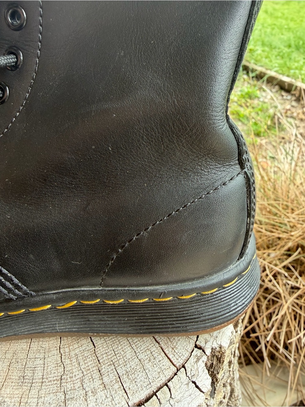 Dr. Martens Newton 8-Eye
Black Leather Boots US Women 7 Men 6 Unisex EUC - Picture 4 of 8